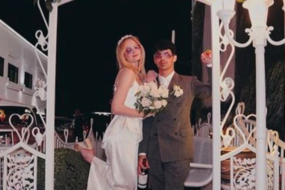 Las Vegas is always a good time! But beware, you may run into a celebrity couple looking to get secretly hitched, like Sophie Turner and Joe Jonas (r.).