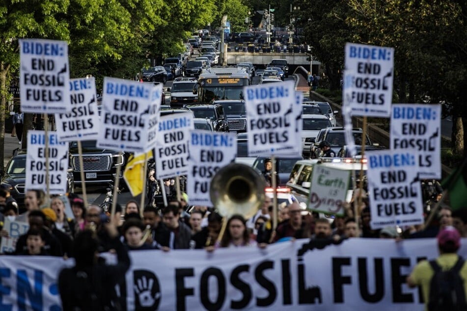 Protesters march to the White House demanding an end to US investment in fossil fuels.
