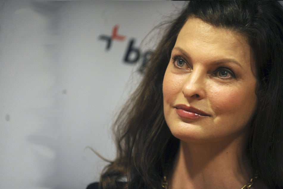 Model Linda Evangelista says she was "brutally disfigured" by botched procedure
