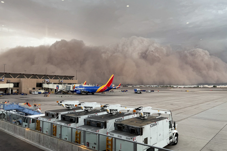 Severe dust storm brings sci-fi skies and plunges Phoenix into darkness