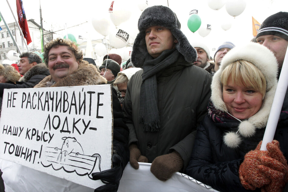 As one of the last Putin opponents still active in Russia, Alexei Navalny (c.) galvanized mass protests and won popularity with a series of investigations into state corruption.