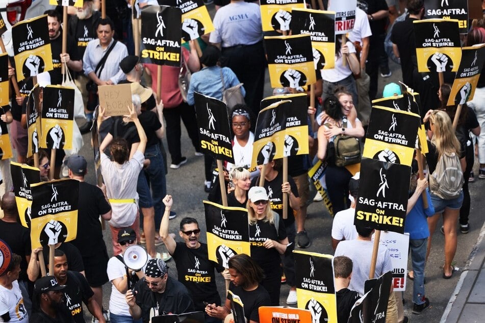 Striking actors march in New York: "We're still fighting"