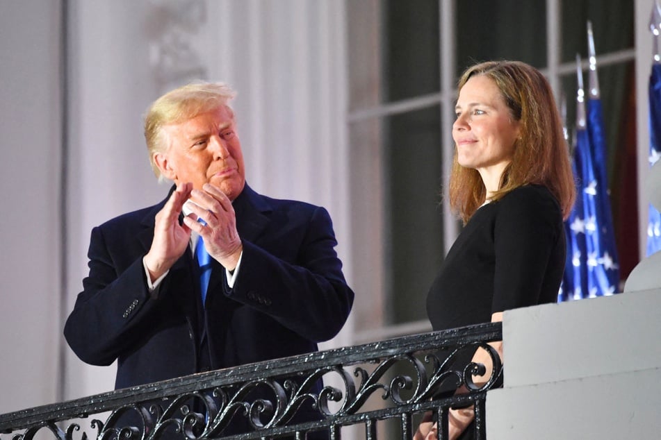 In a recent interview, Supreme Court Justice Amy Coney Barrett (r.) responded to critics who say the court has been ruling in favor of President Donald Trump.
