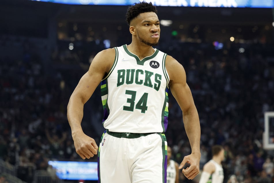 Giannis finished with 27 points and 16 rebounds against the Bulls.