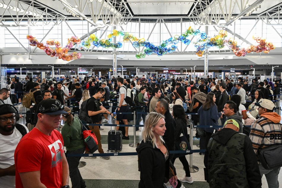 Air travel could "slow to a trickle" as government shutdown drags on