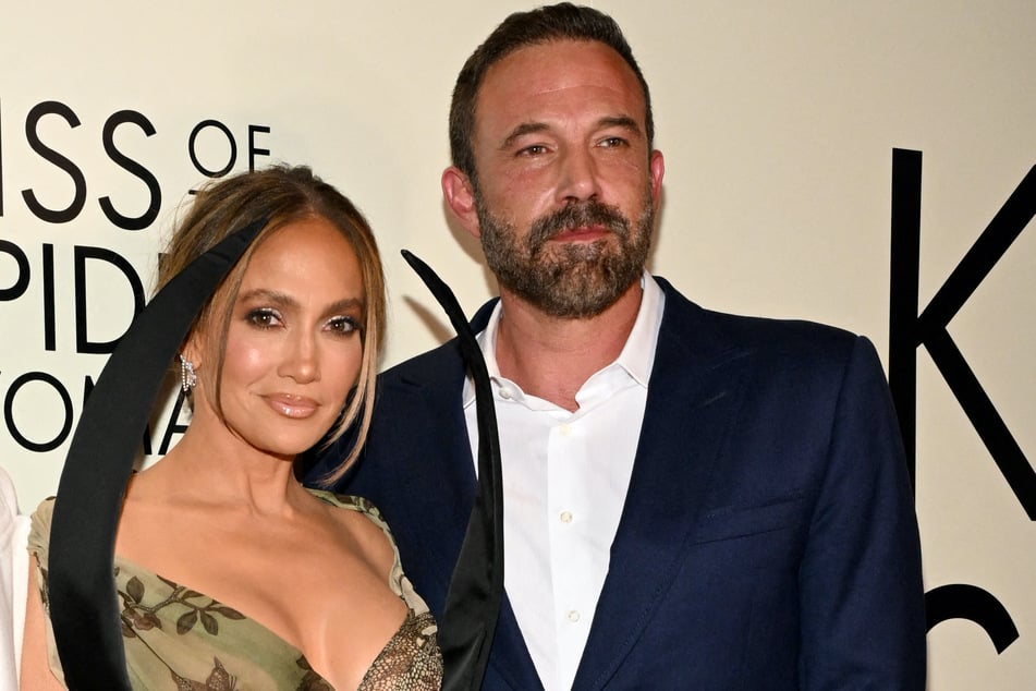 Jennifer Lopez and Ben Affleck (r.) are reportedly still stuck with their Beverly Hills mansion that was purchased when they were married.