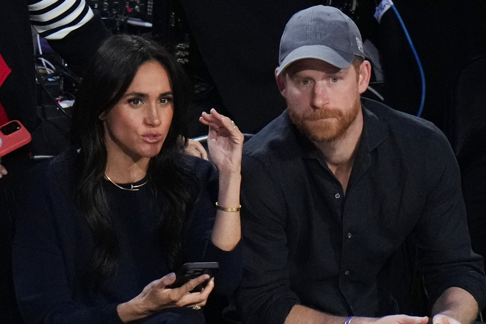Prince Harry (r.) and Duchess Meghan firmly reject the accusations made in the new book.