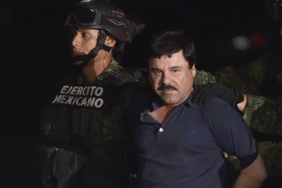 Former drug lord Joaquin "El Chapo" Guzman has requested that a US court transfer extradite him to Mexico.