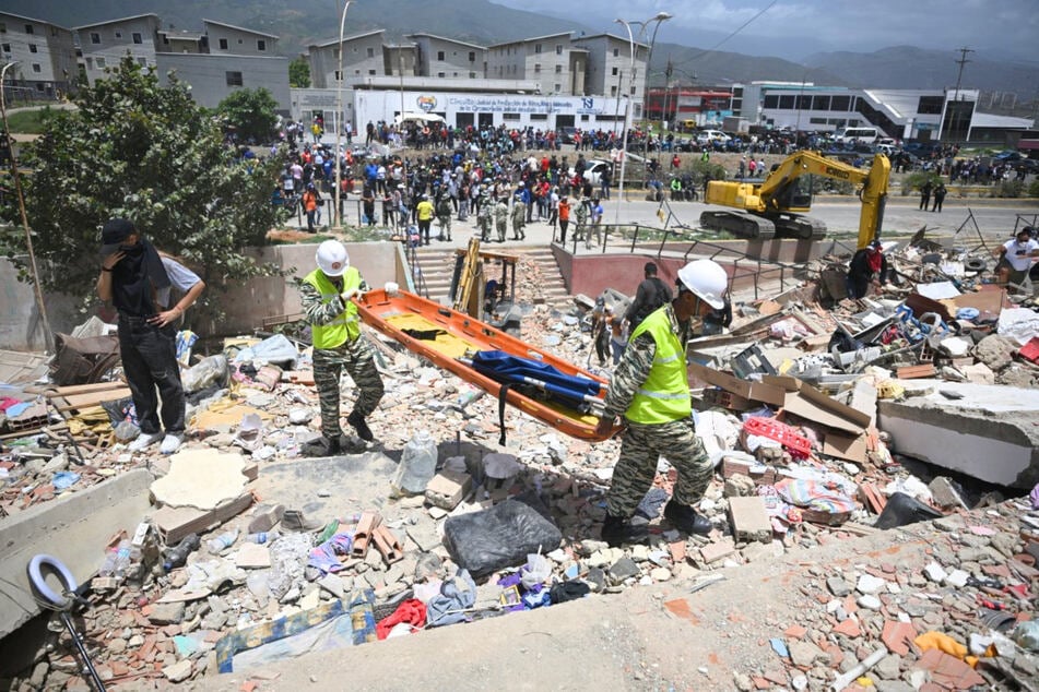 The death toll from two recent earthquakes in Venezuela has risen to 920, with tens of thousands still missing.