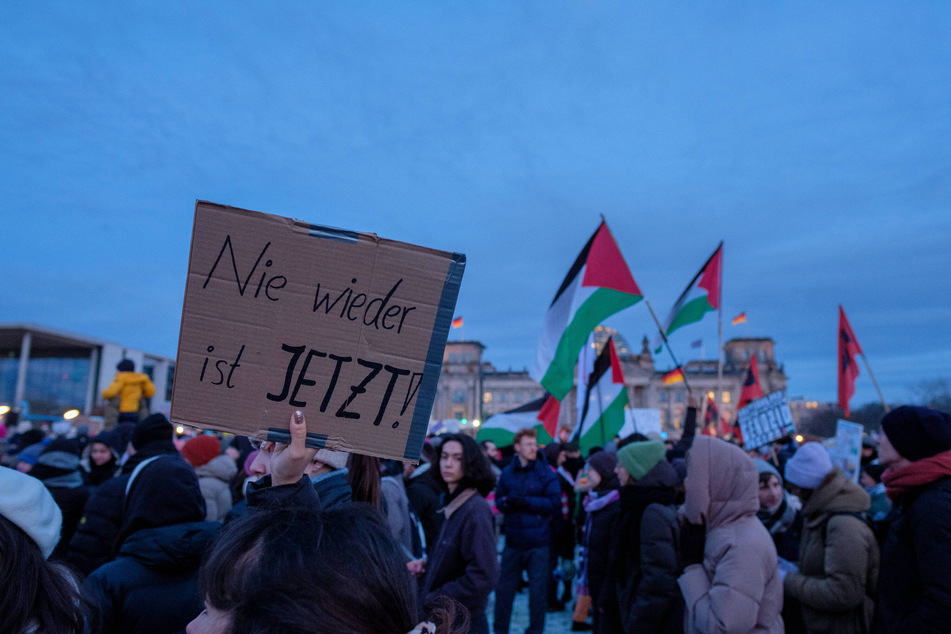 Hundreds of thousands in Germany are protesting against the far-right party AfD.