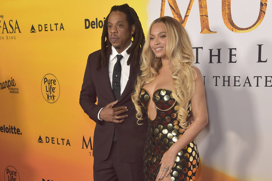Beyoncé (r.) is allegedly standing by her husband Jay-Z (l.) despite rape allegations made against him.