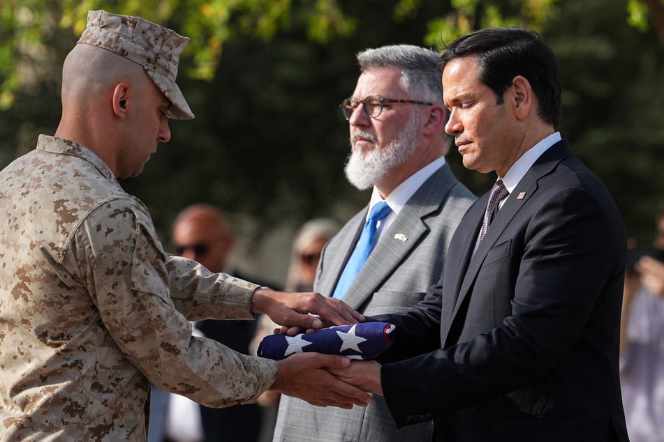 Marco Rubio (r.) attended a flag-raising ceremony at the US embassy in Kuwait marking the resumption of operations.