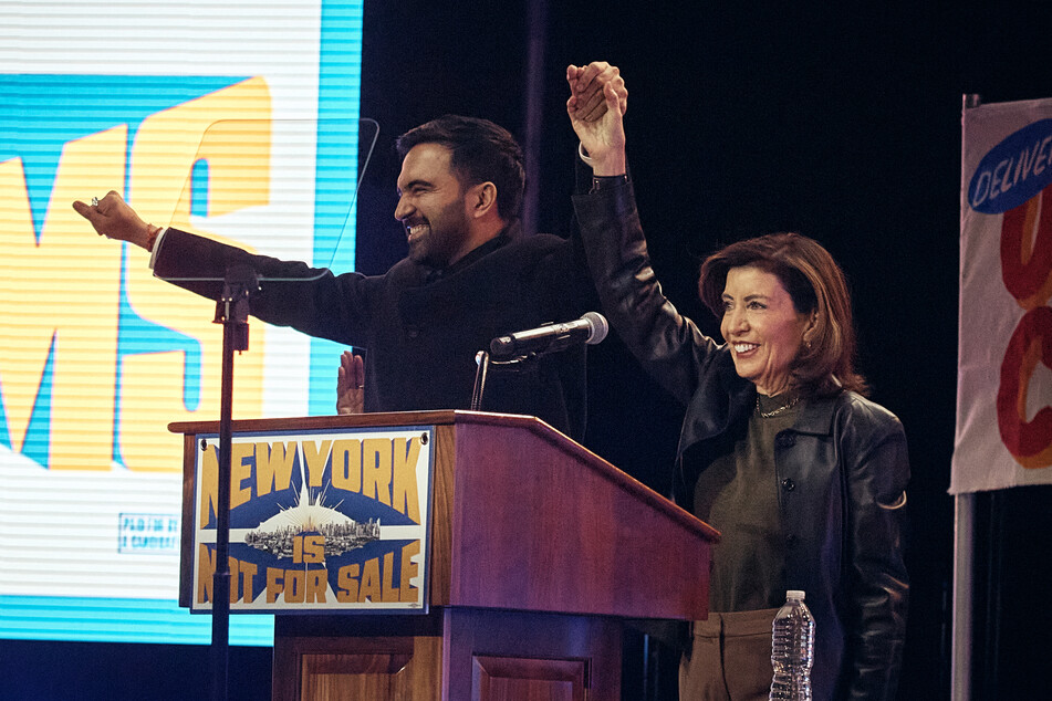 New York Governor Kathy Hochul (r.) joins Zohran Mamdani during a New York City mayoral election rally at Forest Hills Stadium in Queens on October 26, 2025.