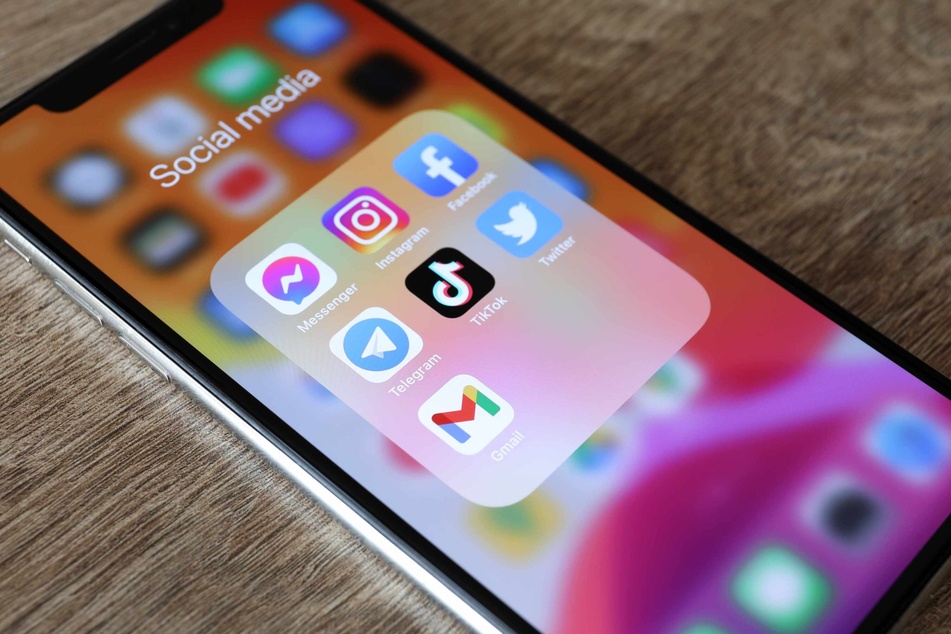 Should kids under 16 be banned from social media?