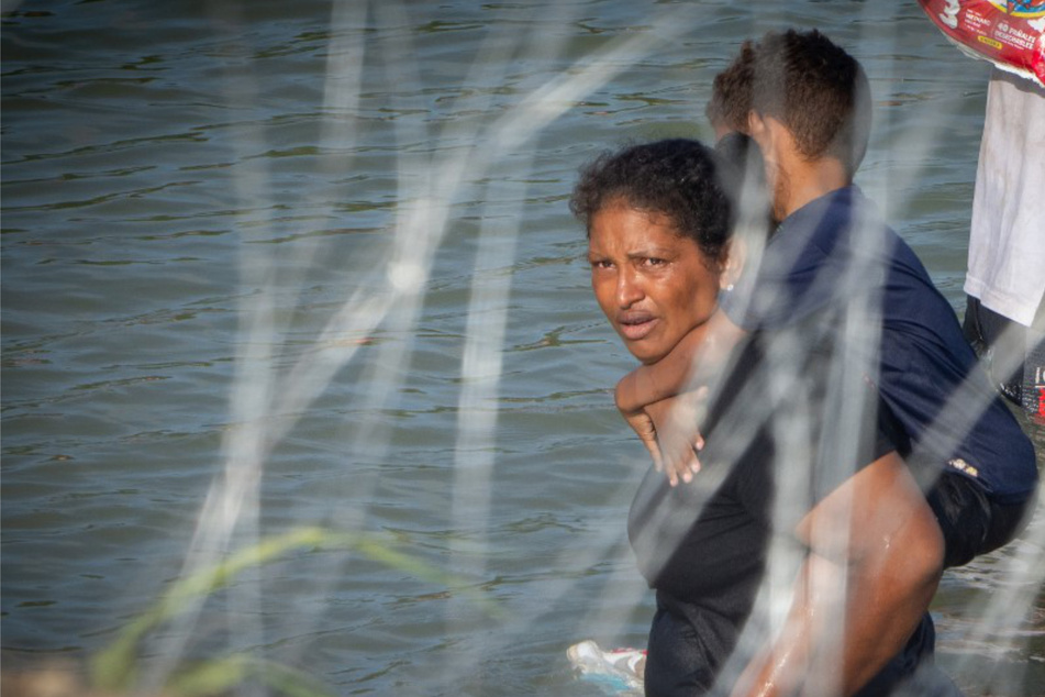Texas troopers reportedly ordered to push migrant children back into Rio Grande