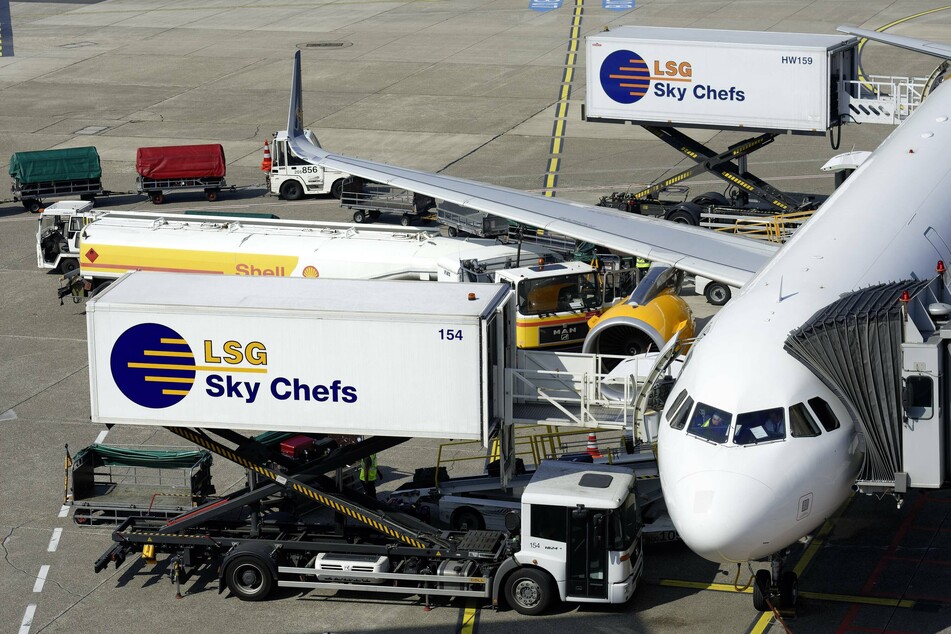 Because one of the infected people works at LSG Sky Chefs, there will be no food and drinks offered on domestic Air New Zealand flights for the time being.