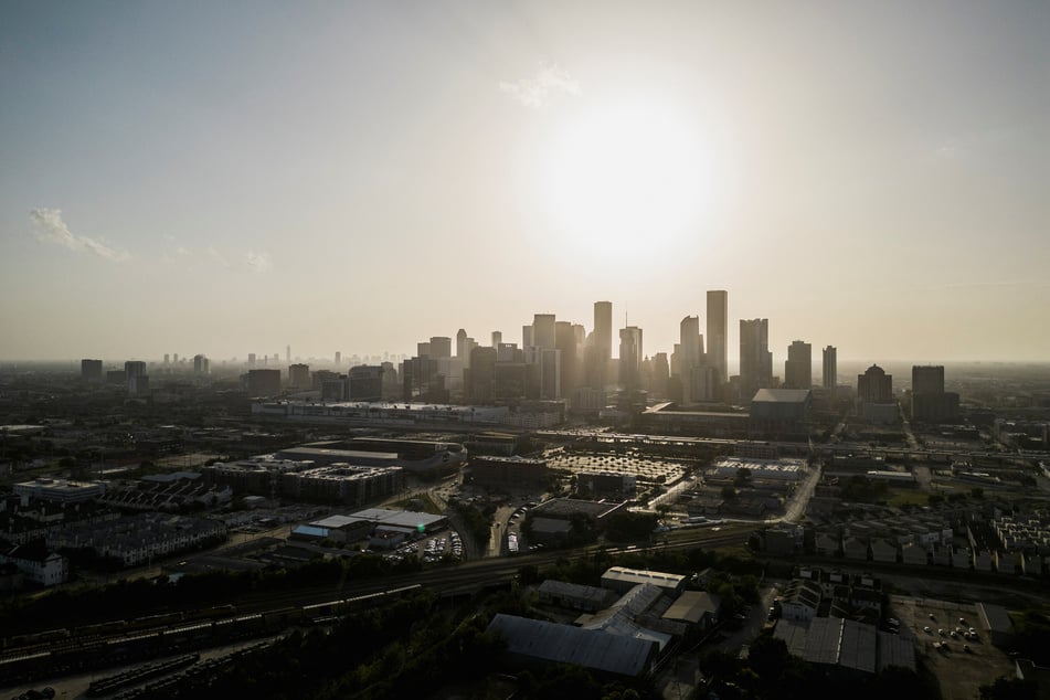 US West and South continue to bake under extended heat wave: "It's hell"