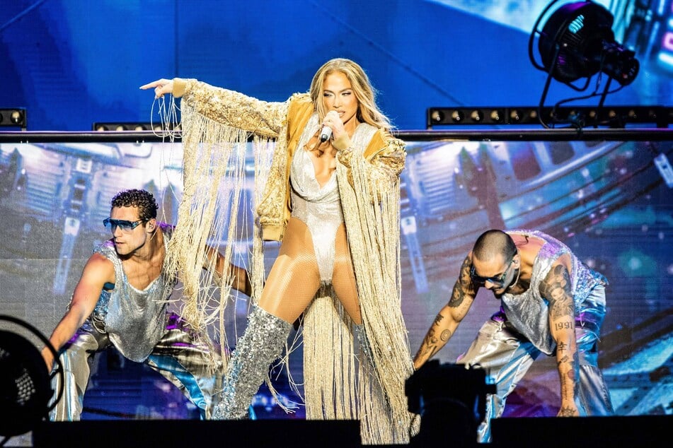 Jennifer Lopez got an unwanted visit from a cricket while she performed in Kazakhstan.