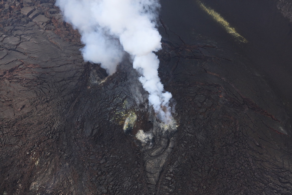 A Hawaii resident dies at Hawaii Volcanoes National Park.