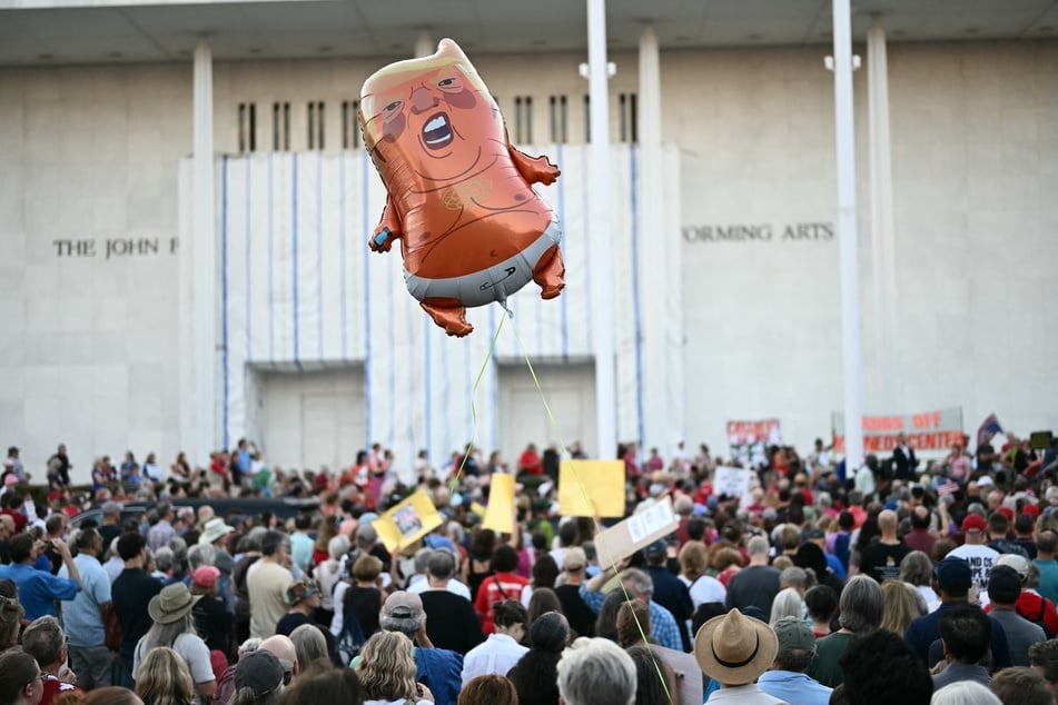 Protesters make dramatic move in desperate bid to save the Kennedy Center