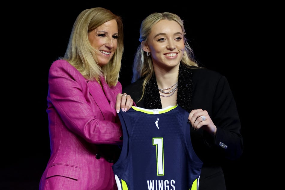 Paige Bueckers (r.) had been the overwhelming favorite to be selected by the Dallas Wings on Monday.