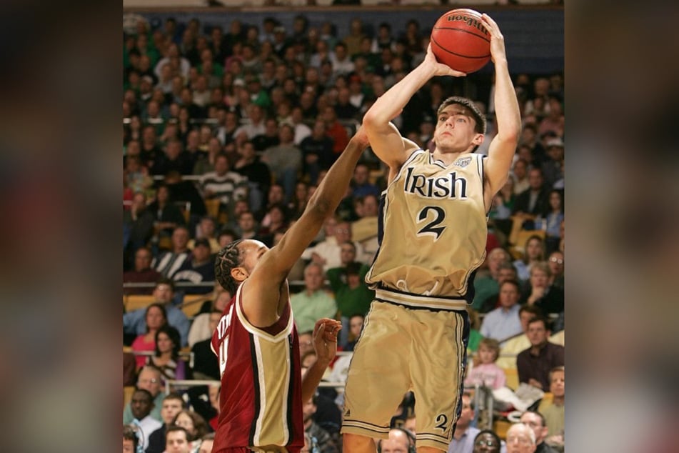 Notre Dame Alum Chris Quinn (r) has become one of the latest names to make headlines as a possible new hire for Notre Dame's basketball team.
