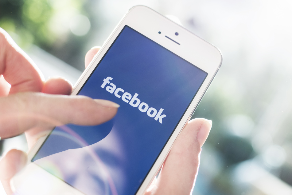 The smart watch aims to replace user's dependence on smartphones for Facebook, and other apps.