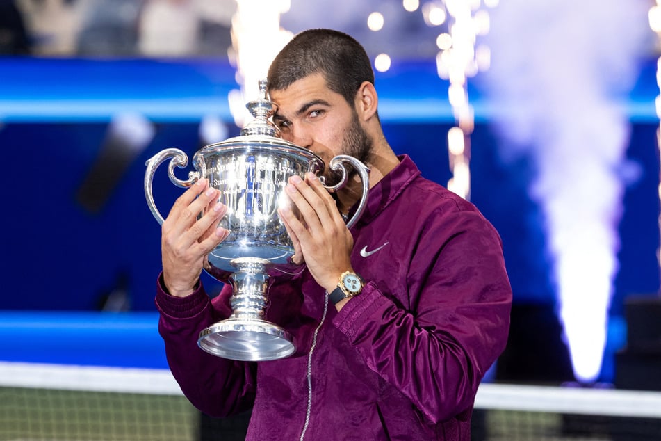 Carlos Alcaraz poses with the 2025 US Open trophy after winning the men’s singles final at the Billie Jean King National Tennis Center.