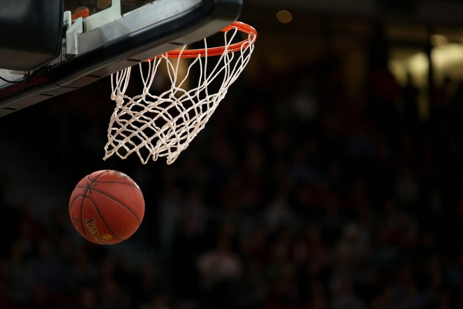 Using artificial intelligence, a top basketball team found the right defensive strategy that made the difference in winning the NBA championship.