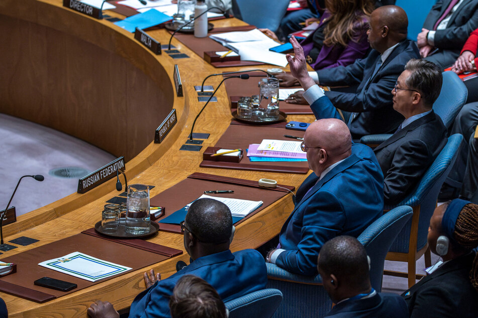 A UN resolution tabled by the United States and Japan against an arms race in space has failed in the UN Security Council due to a veto by Russia.