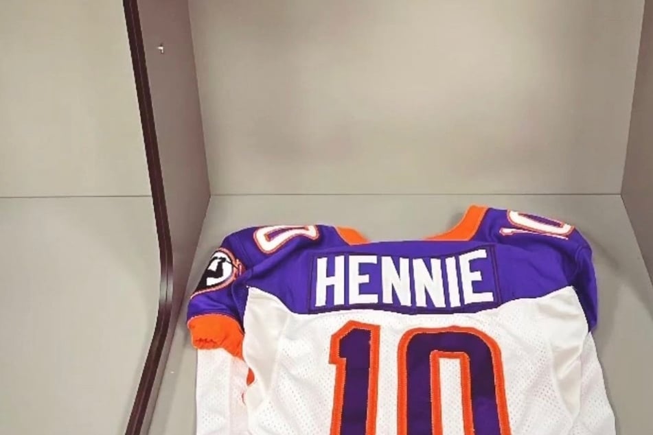 USFL star Isiah Hennie loses a tooth after an incredibly brutal tackle