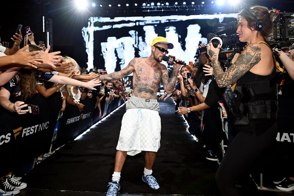 Justin Bieber flaunted his tattoos and athletic skills during an unexpected appearance at the 2026 Fanatics Festival.