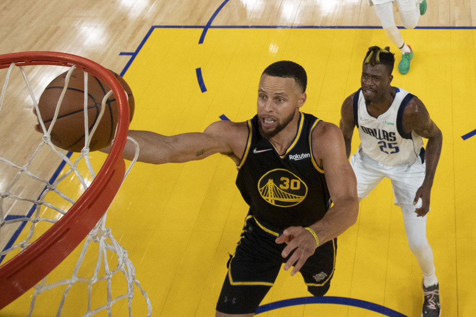NBA Playoffs: Curry leads Warriors to big win over Mavs in series opener