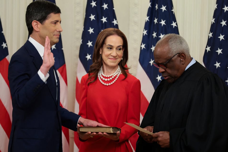 Supreme Court Justice Clarence Thomas (r.) administered the oath of office to Kevin Warsh (l.) at Friday's ceremony.
