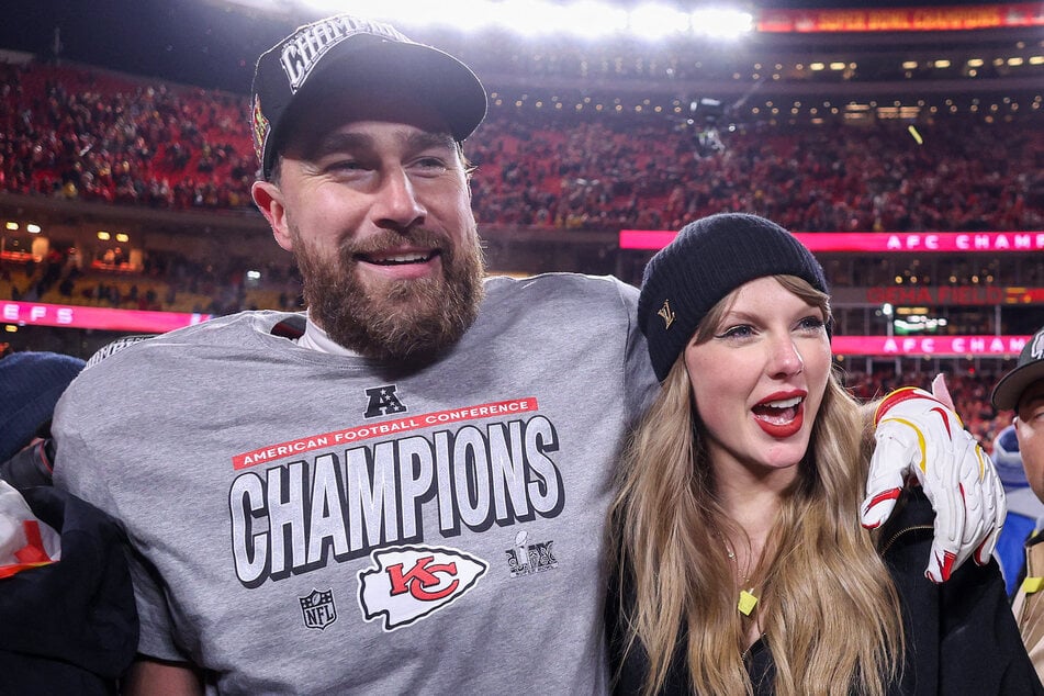 Travis Kelce (l.) and Taylor Swift announced their engagement last August.