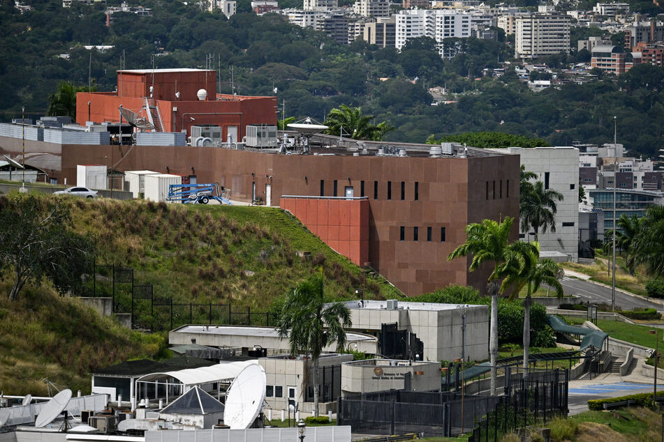 A top Venezuelan official said the US had been warned of a foiled plot to plant explosives at its embassy in Caracas.