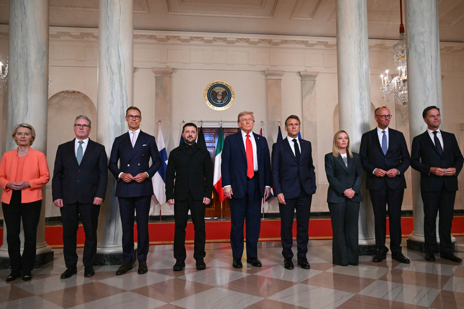 Donald Trump (c.) said Russia would accept security guarantees for Ukraine as he welcomed Volodymyr Zelensky (center l.) and European leaders to the White House.
