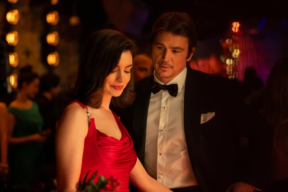 Anne Hathaway (l.) and Josh Hartnett star as a troubled married couple in Verity.