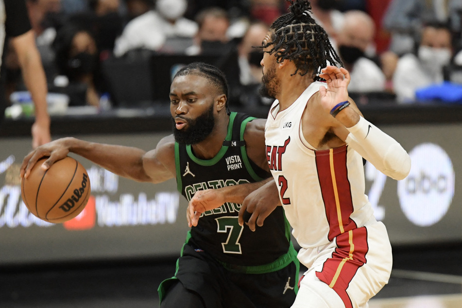 Jaylen Brown (l.) recovered after a poor first half to finish with 25 points.