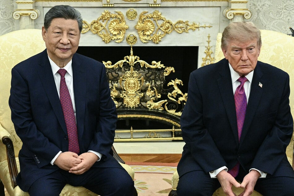 President Donald Trump (r.) and China's President Xi Jinping hold a bilateral meeting in the Oval Office on Thursday. During their meeting, Xi urged Trump to end the war with Iran "as soon as possible."