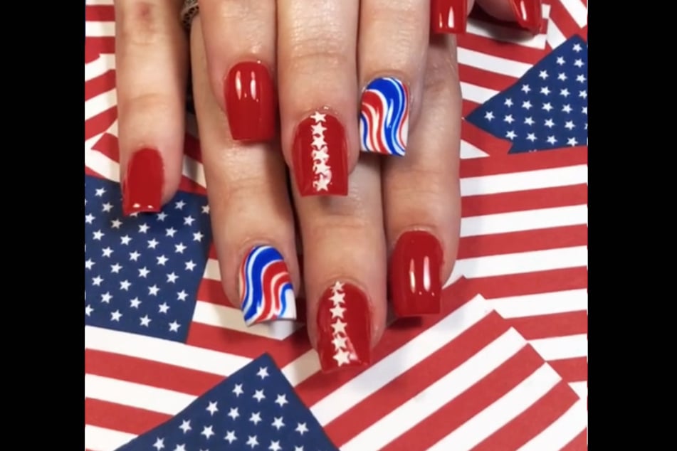 This patriotic nail design is on theme for Labor Day!