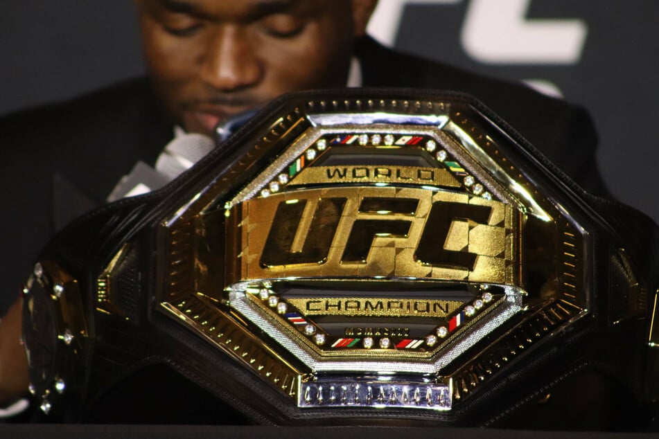 UFC: Kamaru Usman makes Joe Rogan lose his mind in an incredible Fight Night!