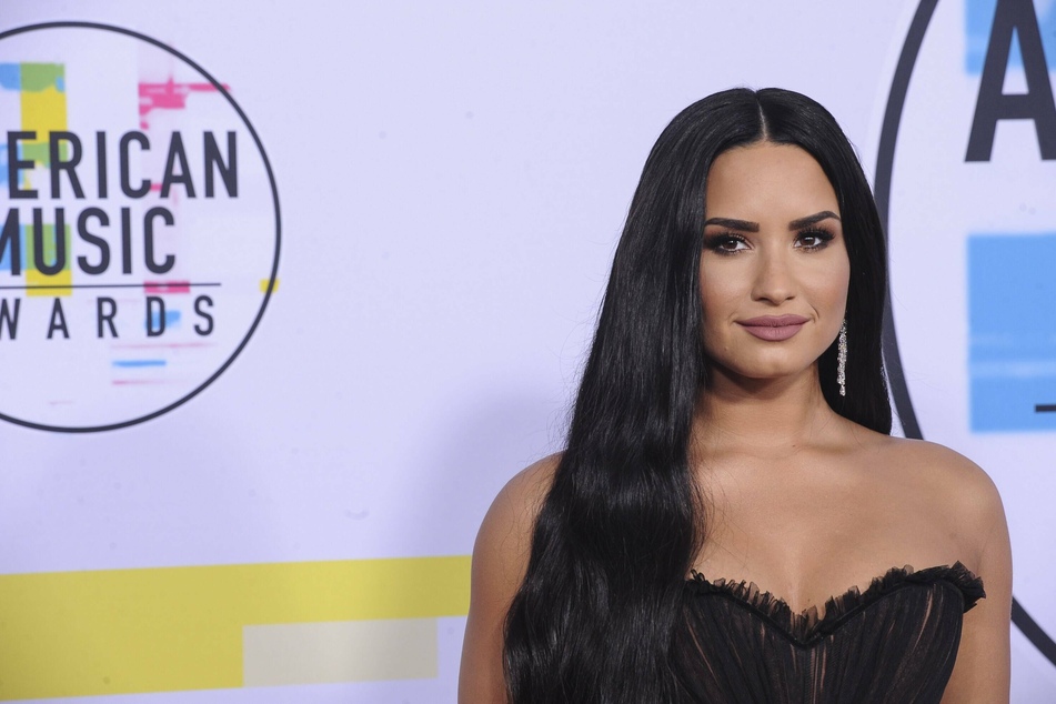Demi Lovato shows off her new mask and is both amused and disturbed