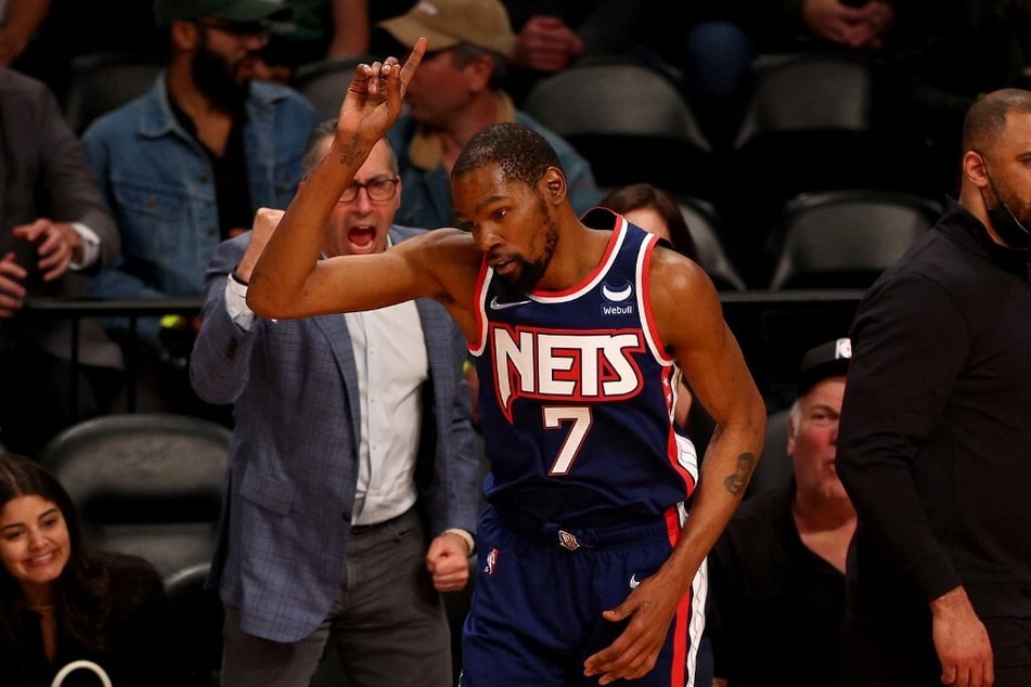 Kevin Durant has agreed to stay with the Brooklyn Nets.
