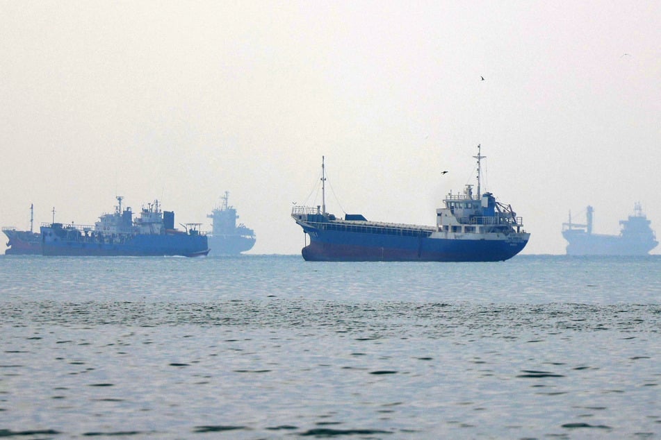 Missile strikes massive tanker in the Hormuz Strait amid escalating Iran conflict