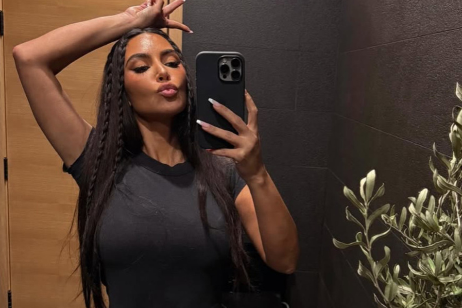 Kim Kardashian pulled up to Billie Eilish's Los Angeles concert with her broken foot and entourage of fans.