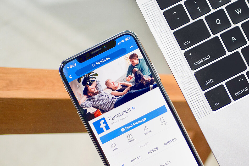 Facebook bans app developer for life because it hates his extension!