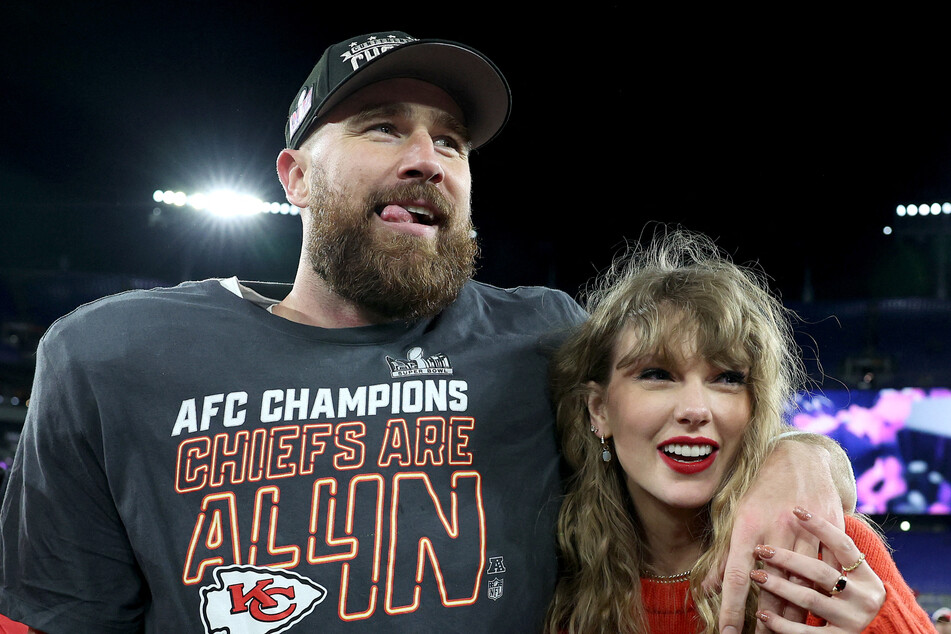 Taylor Swift (r.) and Travis Kelce were spotted holding hands in the latest photos from their recent getaway to the Bahamas.