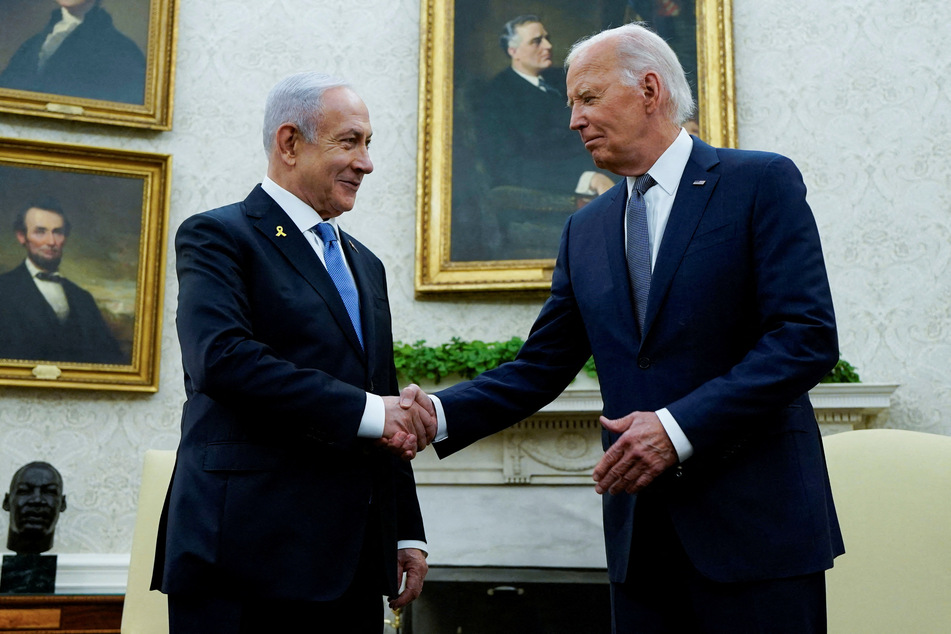 President Joe Biden (r.) shakes hands with Israeli Prime Minister Benjamin Netanyahu at the White House on July 25, 2024.