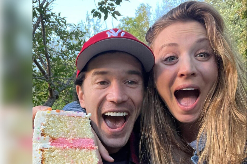 Kaley Cuoco (r.) and Tom Pelphrey are expecting their first child togeher in 2023.